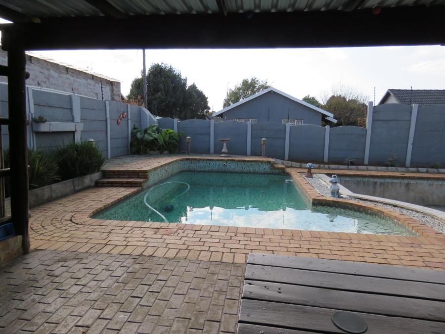 4 Bedroom Property for Sale in General Albertspark Gauteng