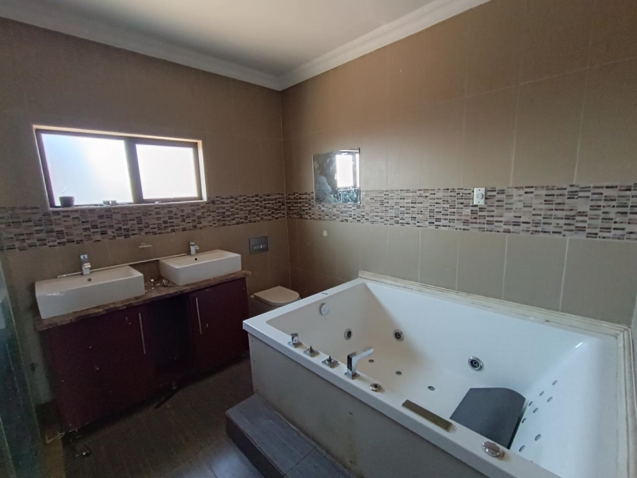 5 Bedroom Property for Sale in Heuwelsig Estate Gauteng