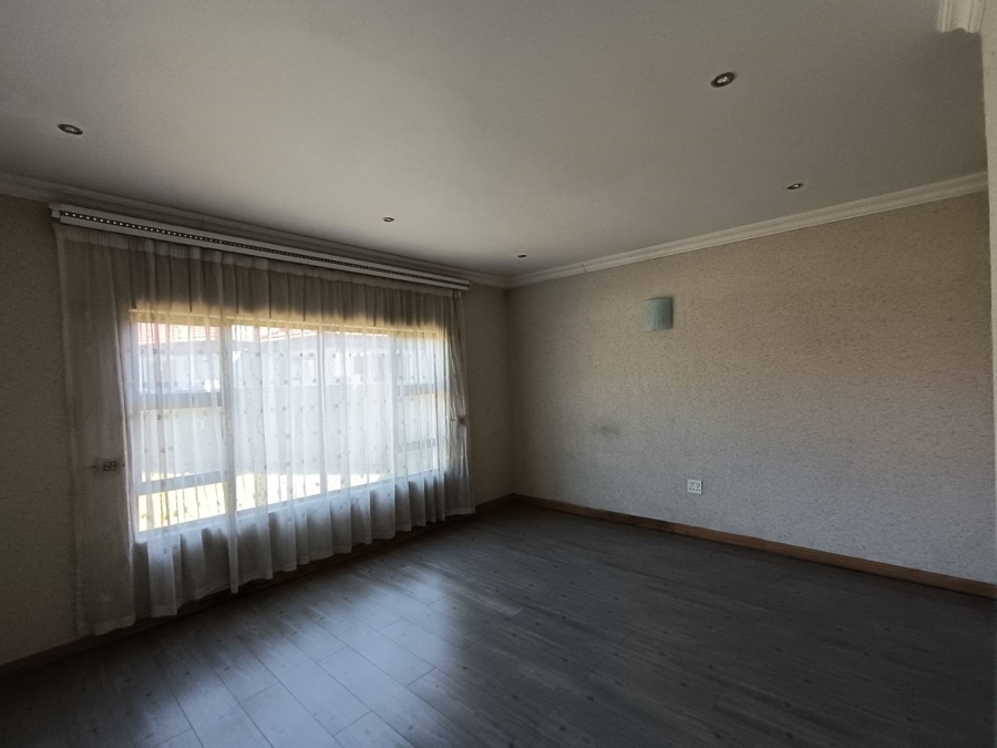 5 Bedroom Property for Sale in Heuwelsig Estate Gauteng