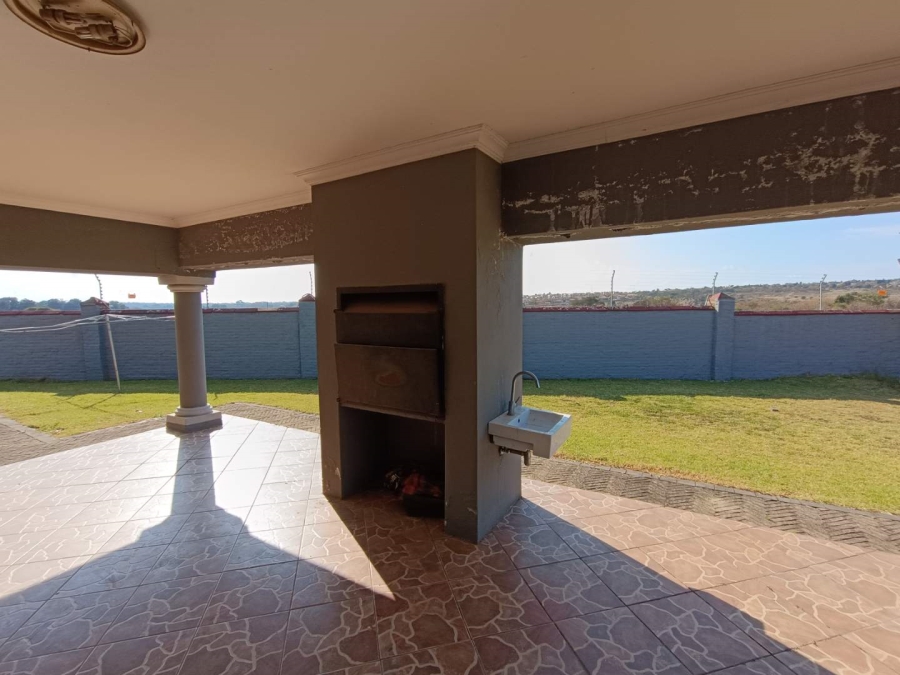 5 Bedroom Property for Sale in Heuwelsig Estate Gauteng