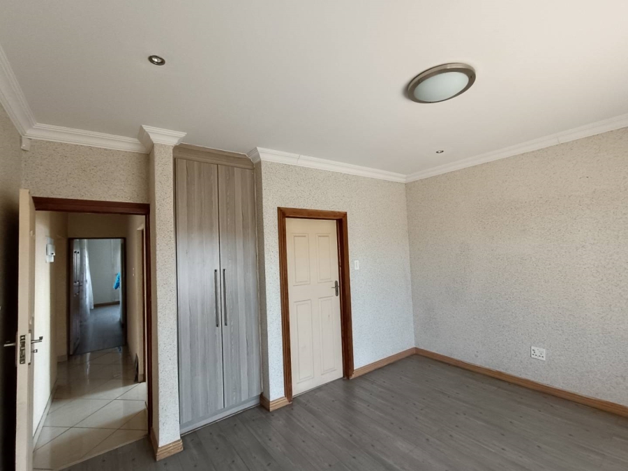 5 Bedroom Property for Sale in Heuwelsig Estate Gauteng