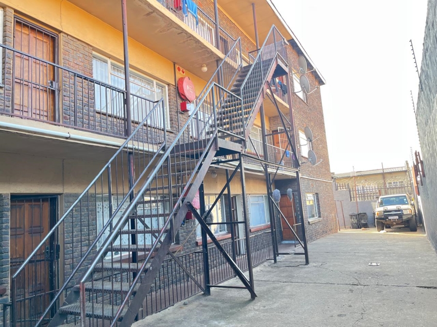 2 Bedroom Property for Sale in Luipaardsvlei Gauteng
