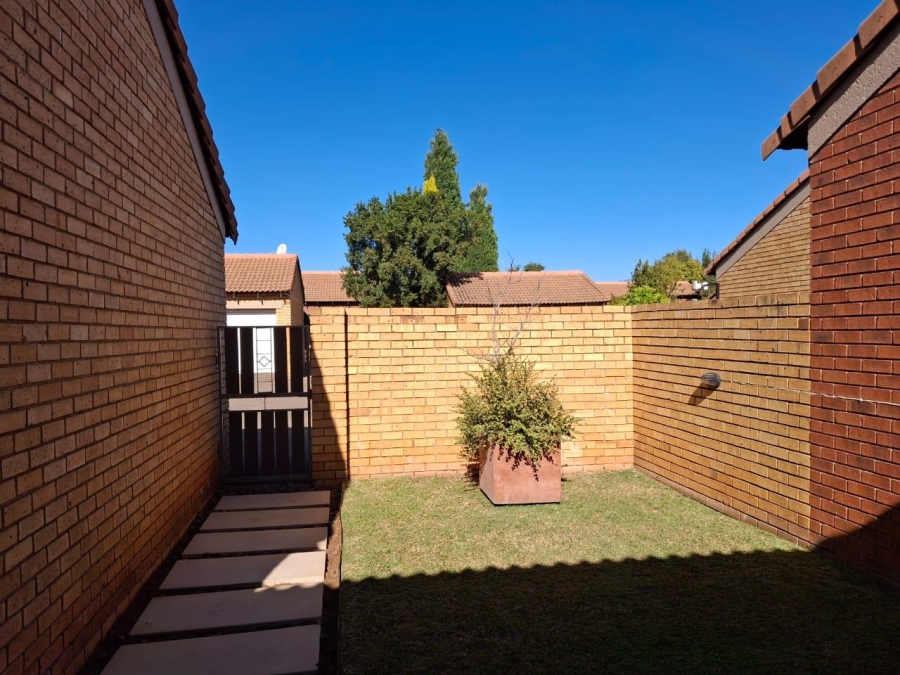 To Let 2 Bedroom Property for Rent in Equestria Gauteng