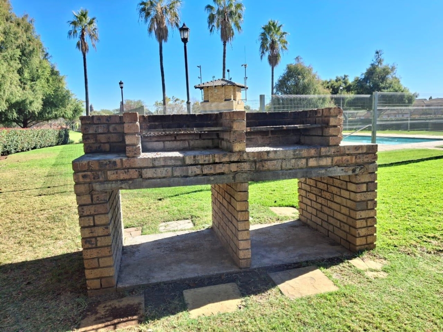To Let 2 Bedroom Property for Rent in Equestria Gauteng