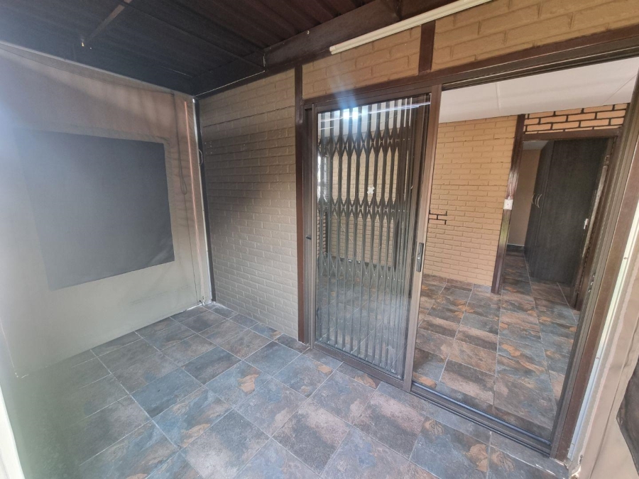 To Let 1 Bedroom Property for Rent in Brackendowns Gauteng