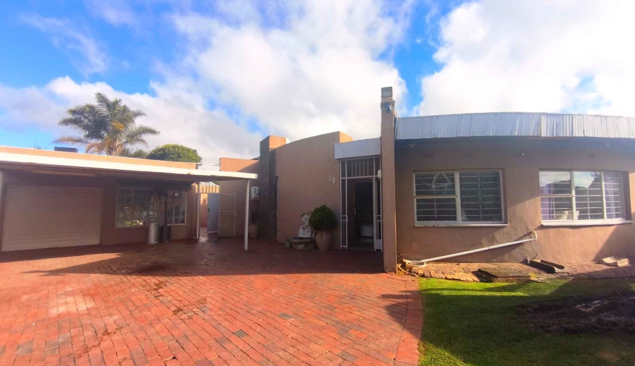 4 Bedroom Property for Sale in Glenanda Gauteng