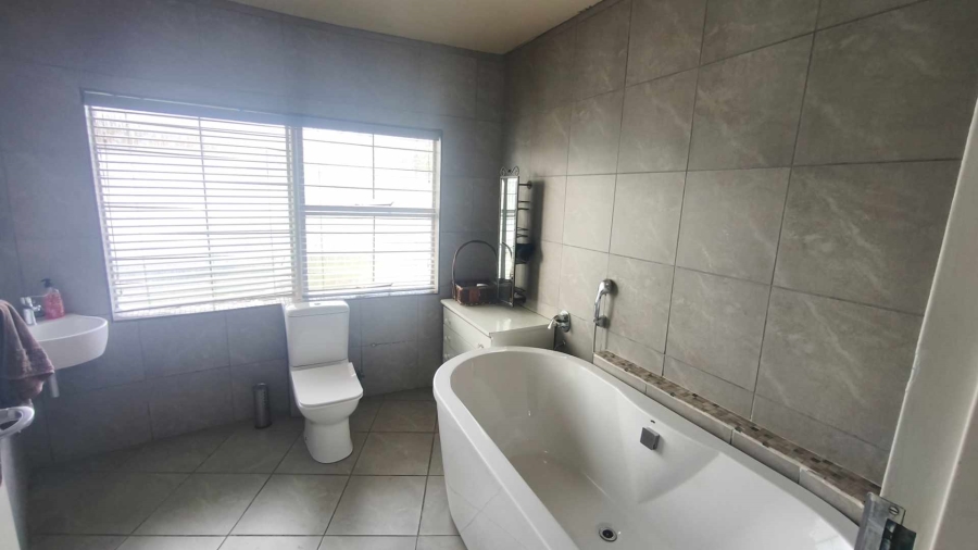 4 Bedroom Property for Sale in Glenanda Gauteng