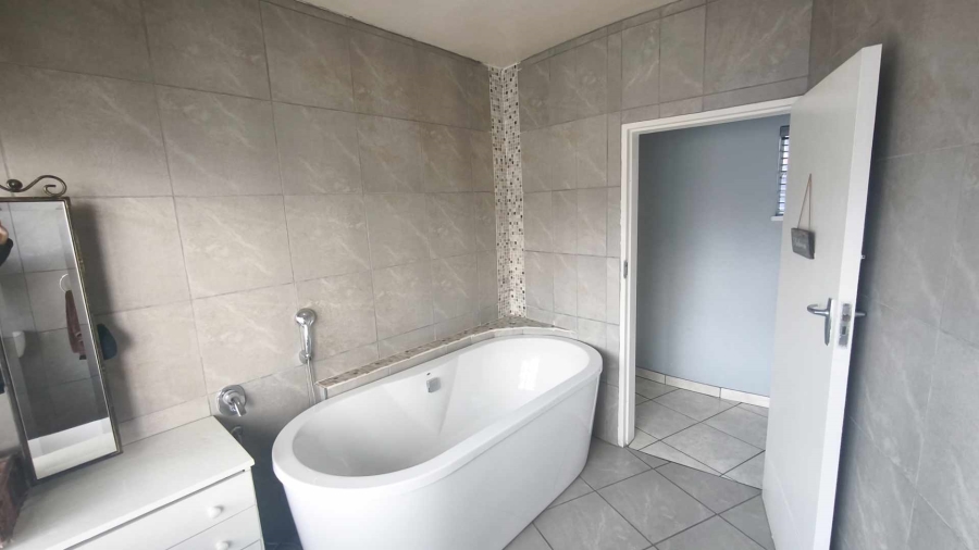 4 Bedroom Property for Sale in Glenanda Gauteng