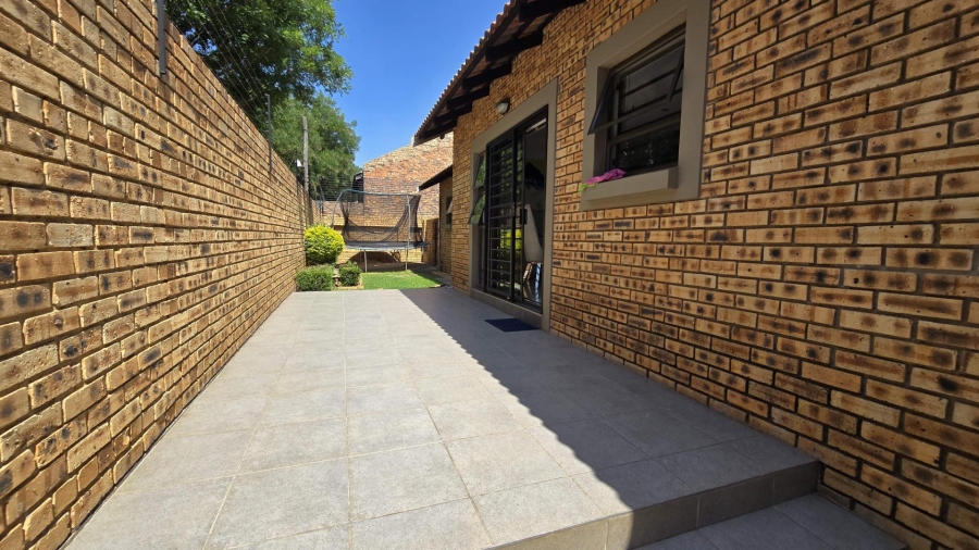 To Let 3 Bedroom Property for Rent in New Redruth Gauteng