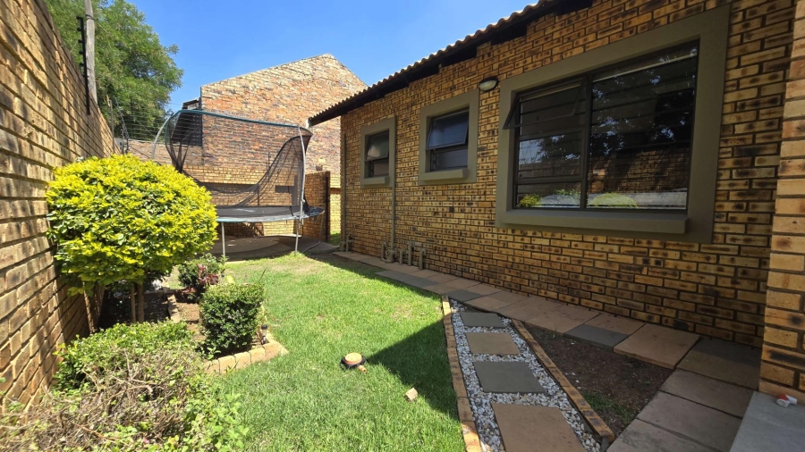 To Let 3 Bedroom Property for Rent in New Redruth Gauteng
