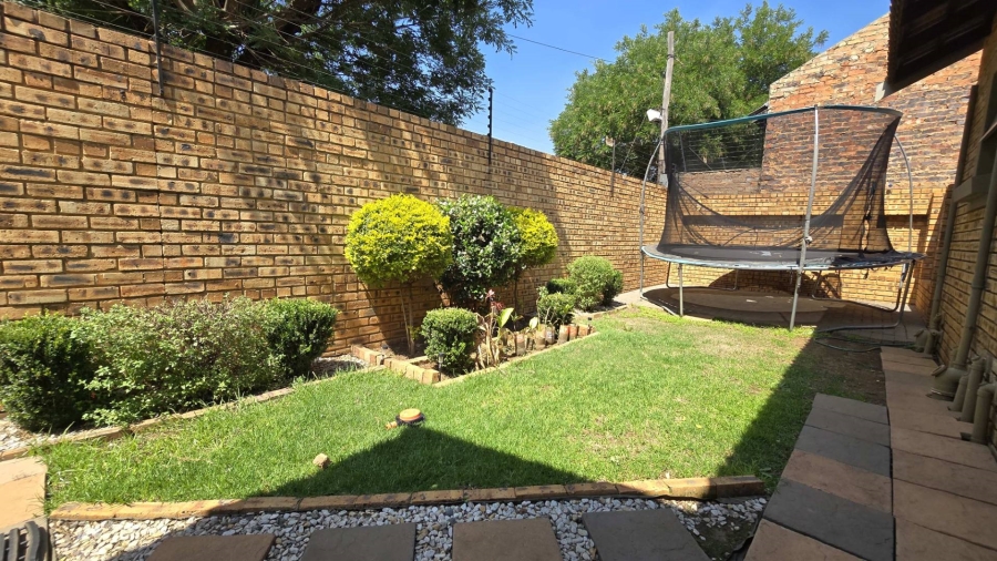 To Let 3 Bedroom Property for Rent in New Redruth Gauteng