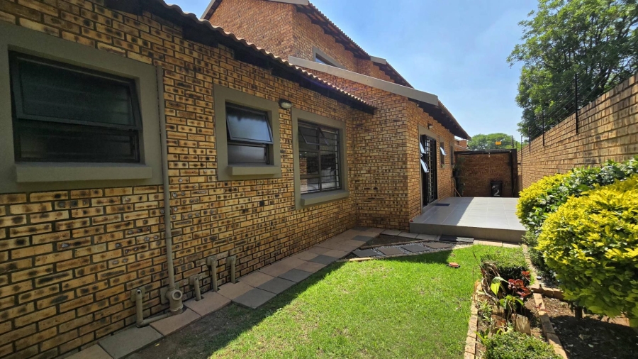 To Let 3 Bedroom Property for Rent in New Redruth Gauteng