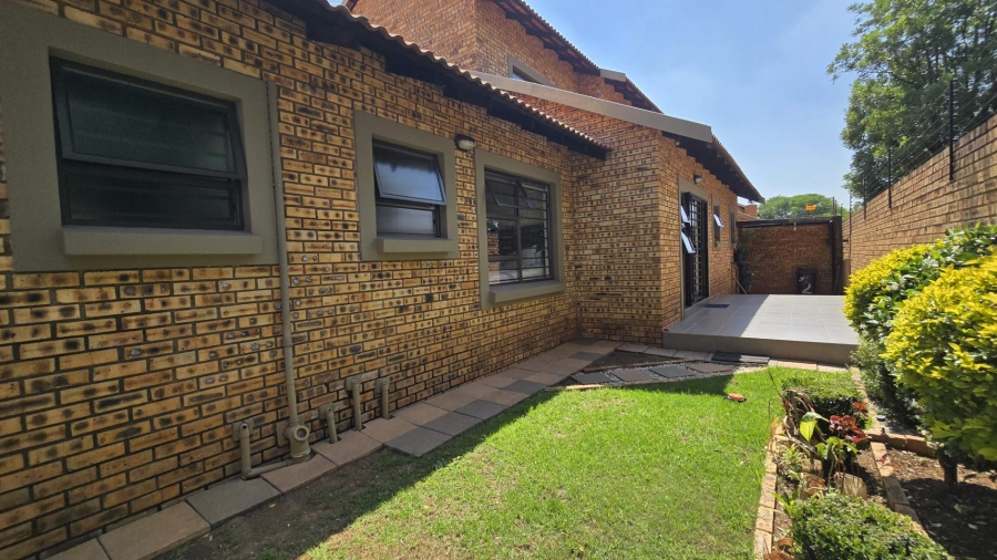 To Let 3 Bedroom Property for Rent in New Redruth Gauteng