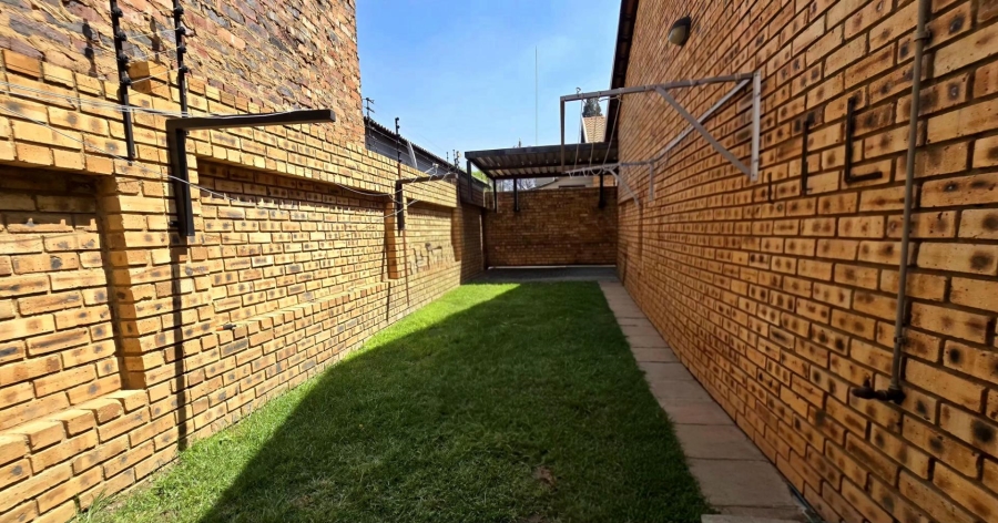 To Let 3 Bedroom Property for Rent in New Redruth Gauteng