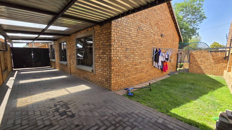 To Let 3 Bedroom Property for Rent in New Redruth Gauteng