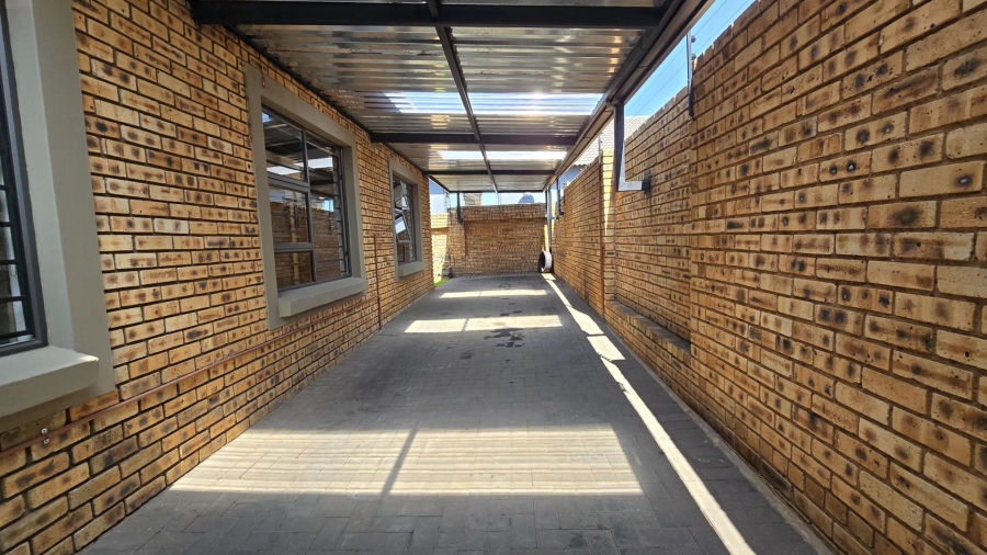 To Let 3 Bedroom Property for Rent in New Redruth Gauteng