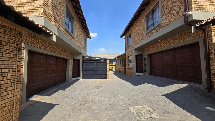 To Let 3 Bedroom Property for Rent in New Redruth Gauteng