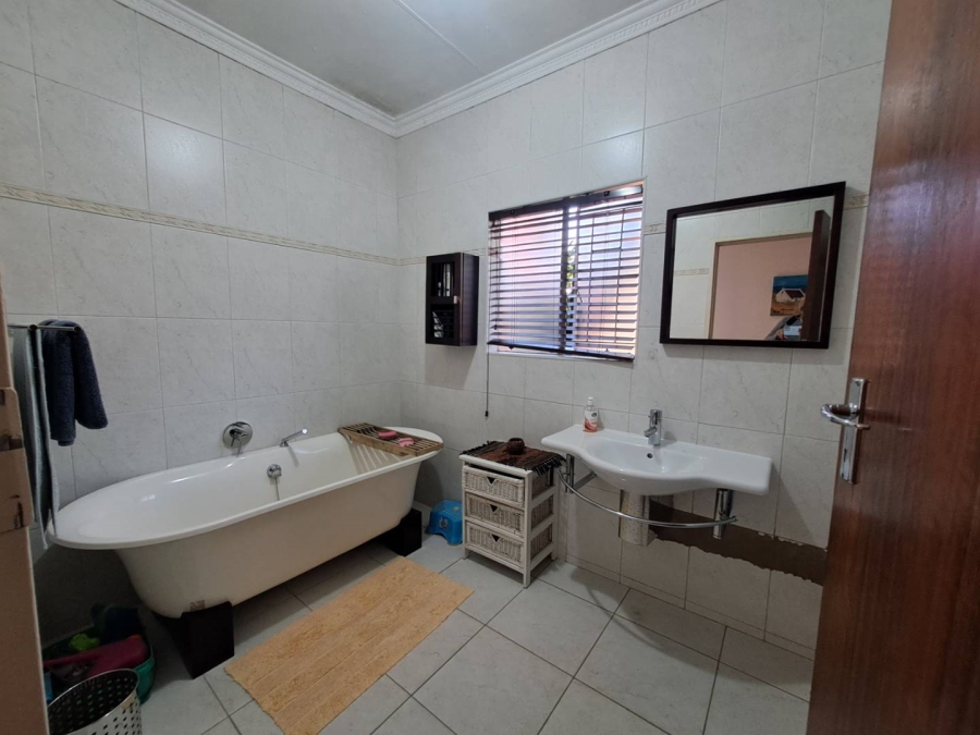 4 Bedroom Property for Sale in Eldoraigne Gauteng