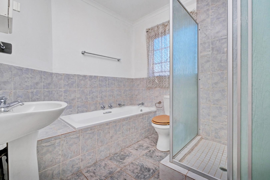 2 Bedroom Property for Sale in Wilgeheuwel Gauteng