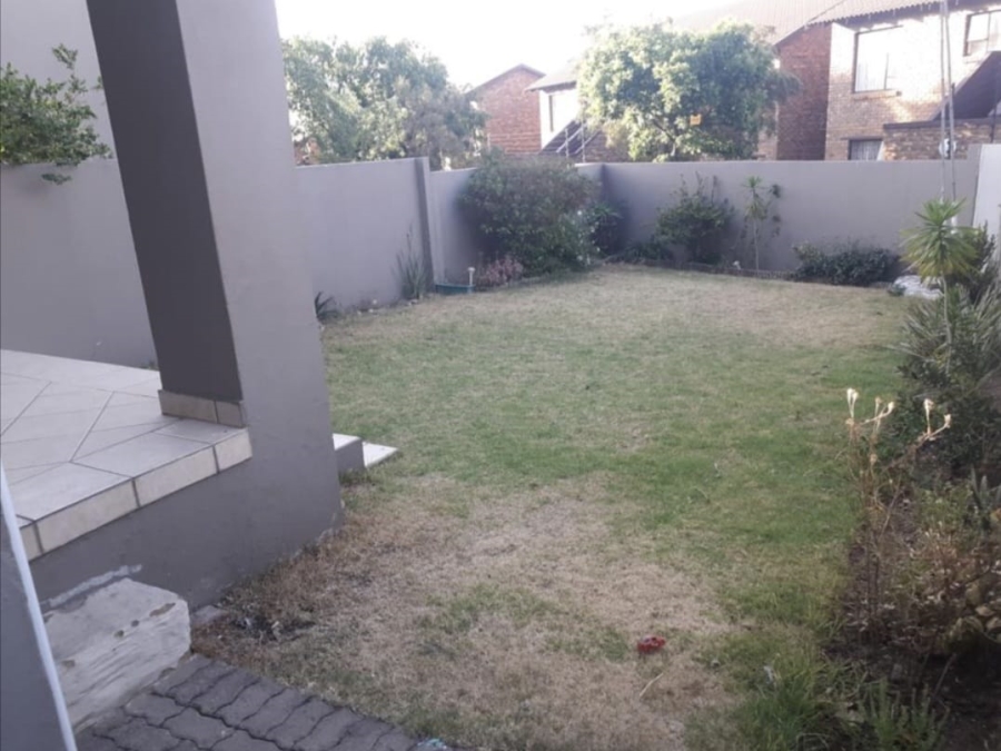 To Let 2 Bedroom Property for Rent in Vorna Valley Gauteng