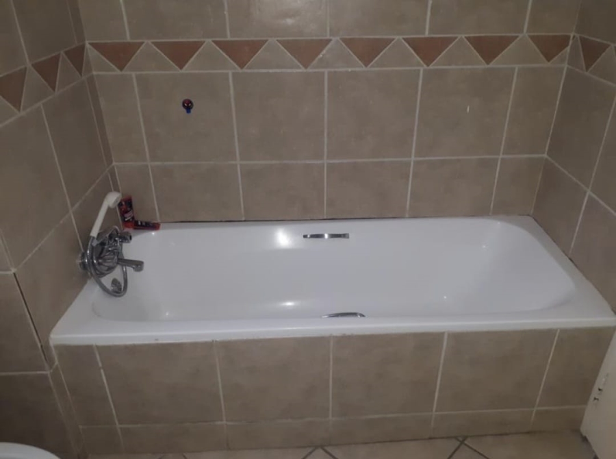 To Let 2 Bedroom Property for Rent in Vorna Valley Gauteng