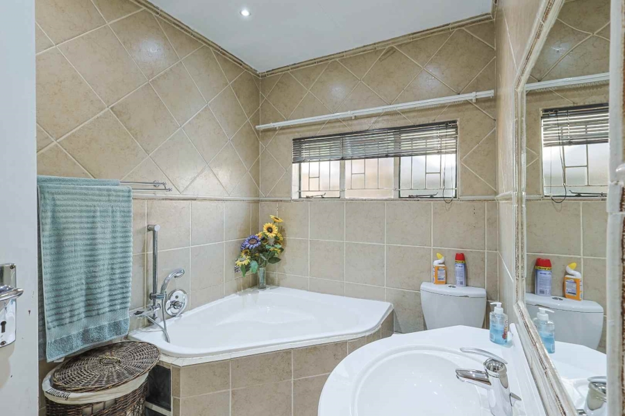 3 Bedroom Property for Sale in Waverley Gauteng