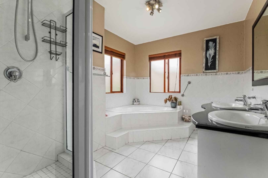 4 Bedroom Property for Sale in Lonehill Gauteng