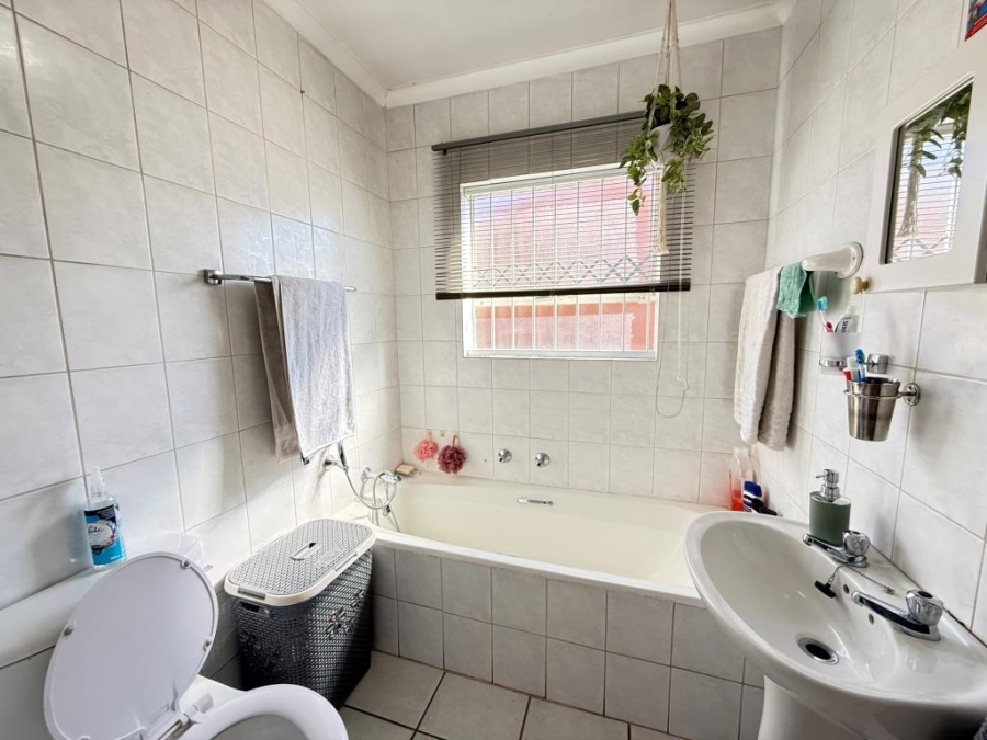 3 Bedroom Property for Sale in Strubensvallei Gauteng