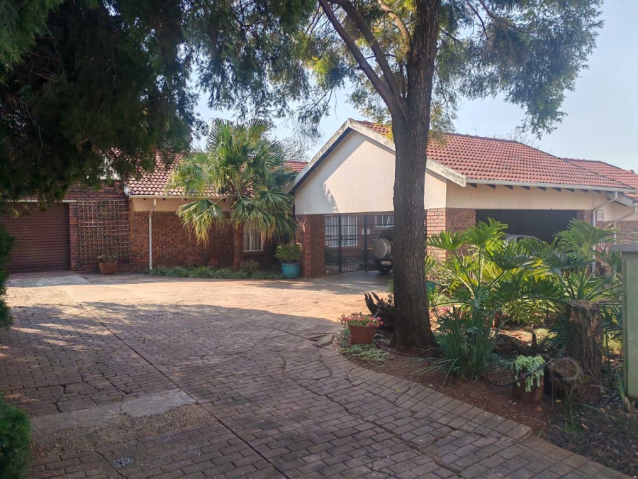 5 Bedroom Property for Sale in Hennopspark Gauteng