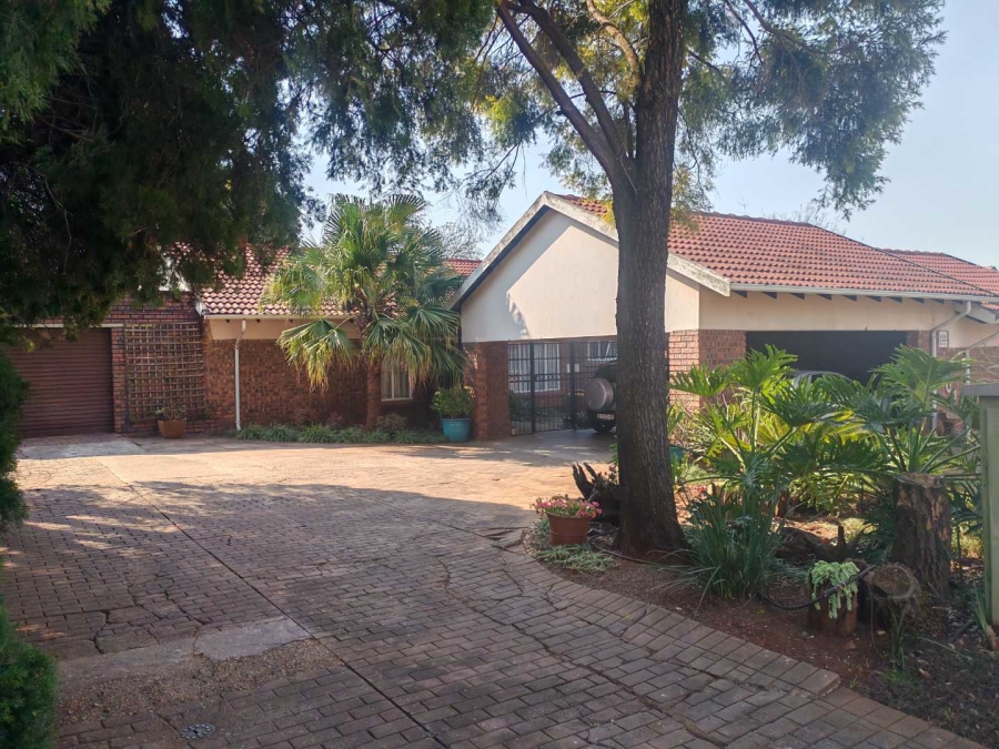 5 Bedroom Property for Sale in Hennopspark Gauteng