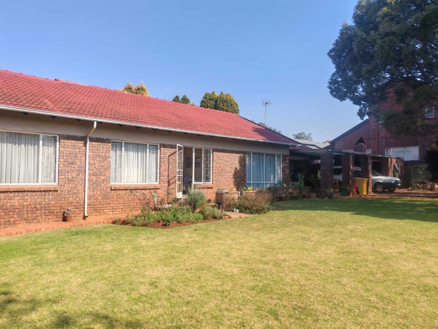 5 Bedroom Property for Sale in Hennopspark Gauteng
