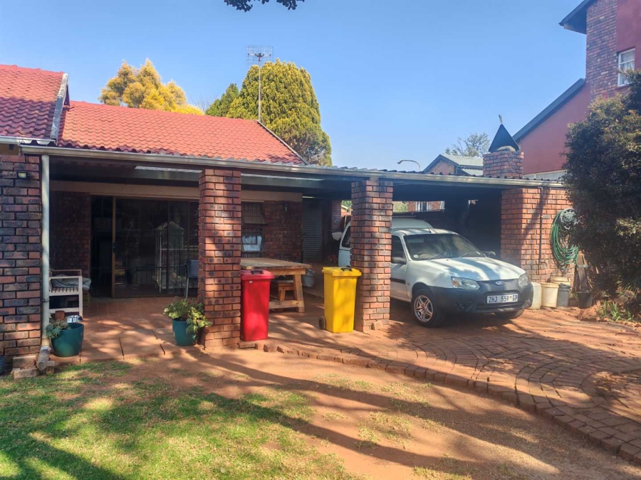 5 Bedroom Property for Sale in Hennopspark Gauteng