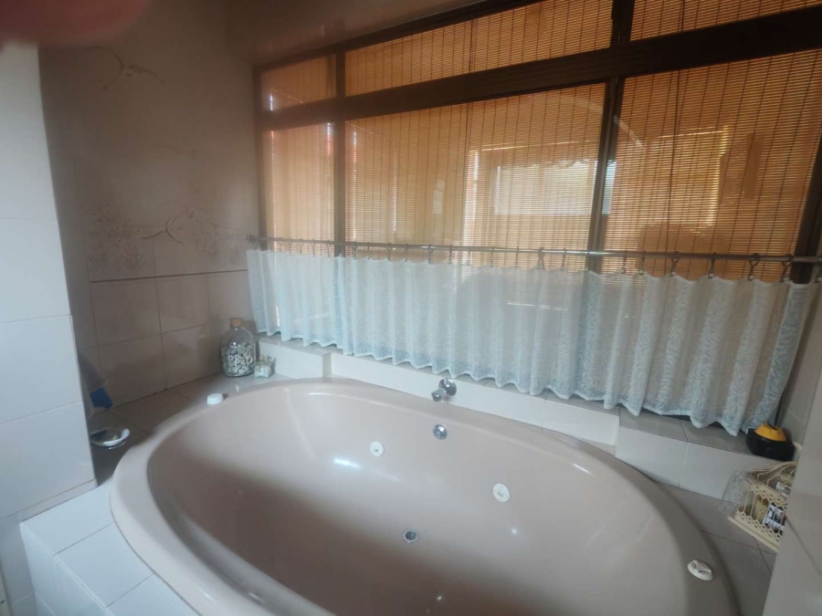 5 Bedroom Property for Sale in Hennopspark Gauteng