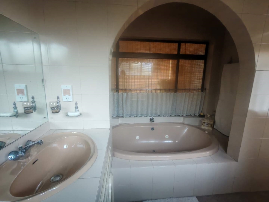 5 Bedroom Property for Sale in Hennopspark Gauteng