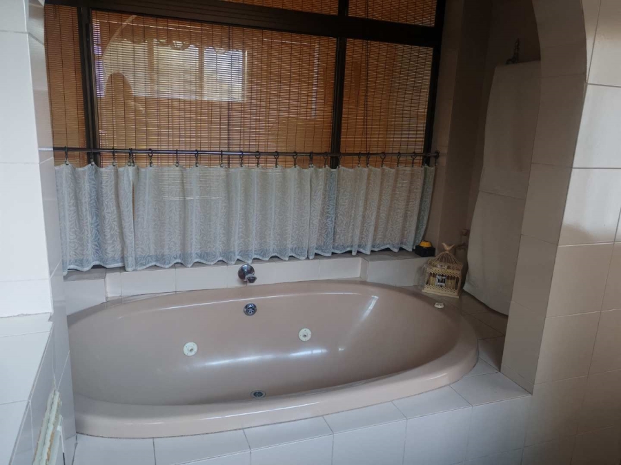 5 Bedroom Property for Sale in Hennopspark Gauteng