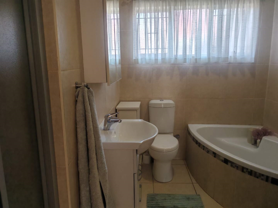 5 Bedroom Property for Sale in Hennopspark Gauteng