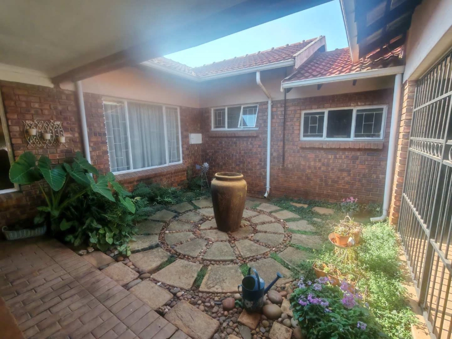5 Bedroom Property for Sale in Hennopspark Gauteng