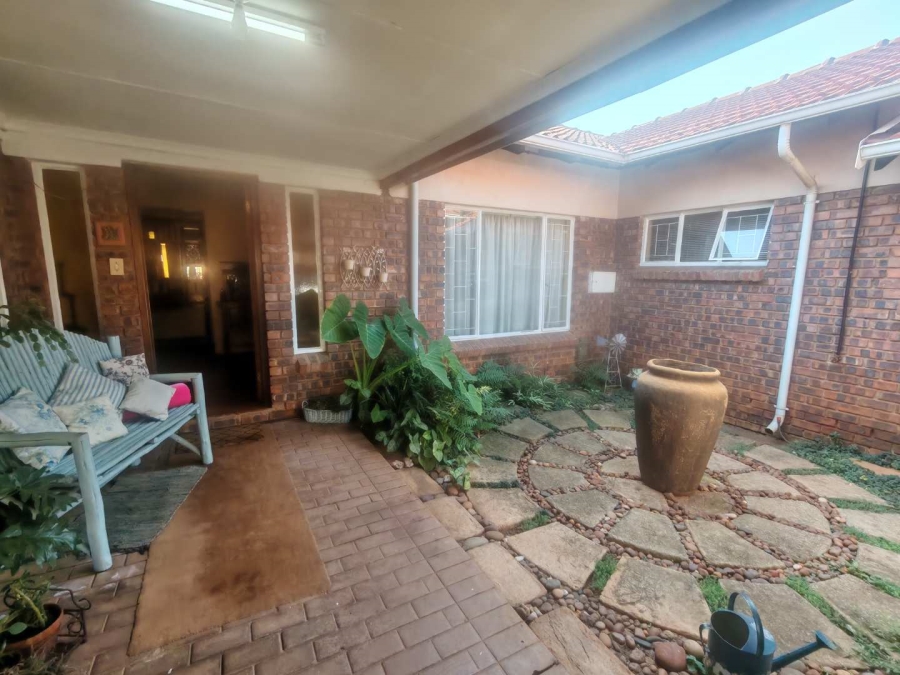 5 Bedroom Property for Sale in Hennopspark Gauteng