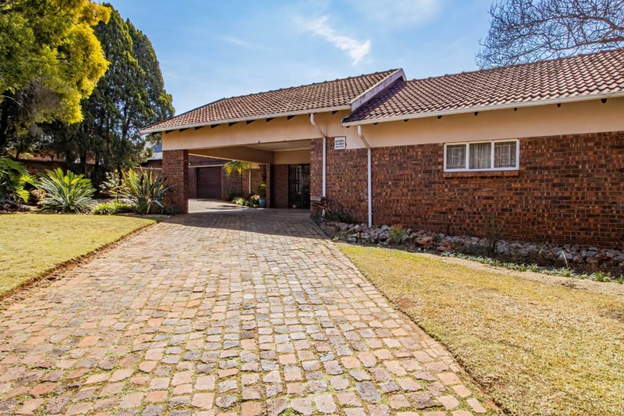 5 Bedroom Property for Sale in Hennopspark Gauteng