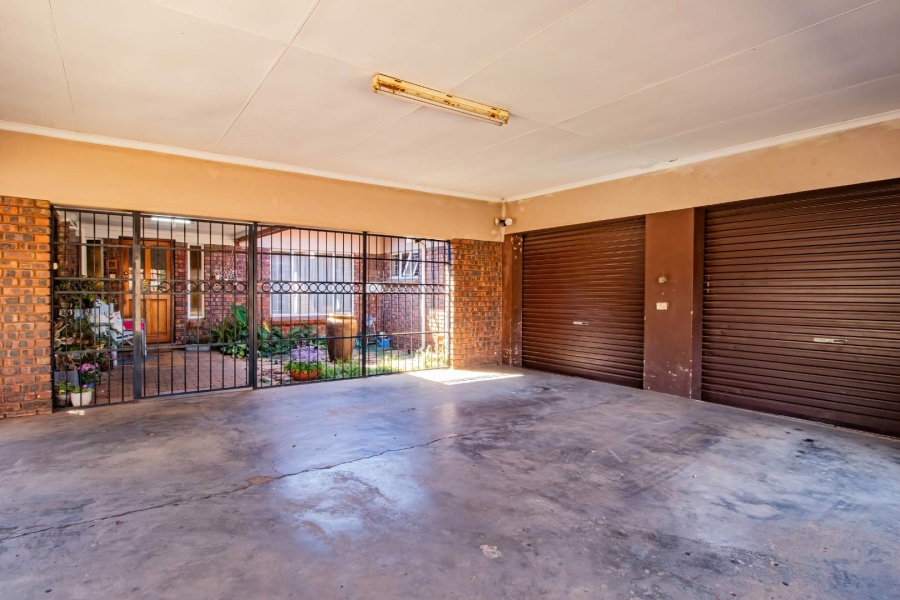 5 Bedroom Property for Sale in Hennopspark Gauteng