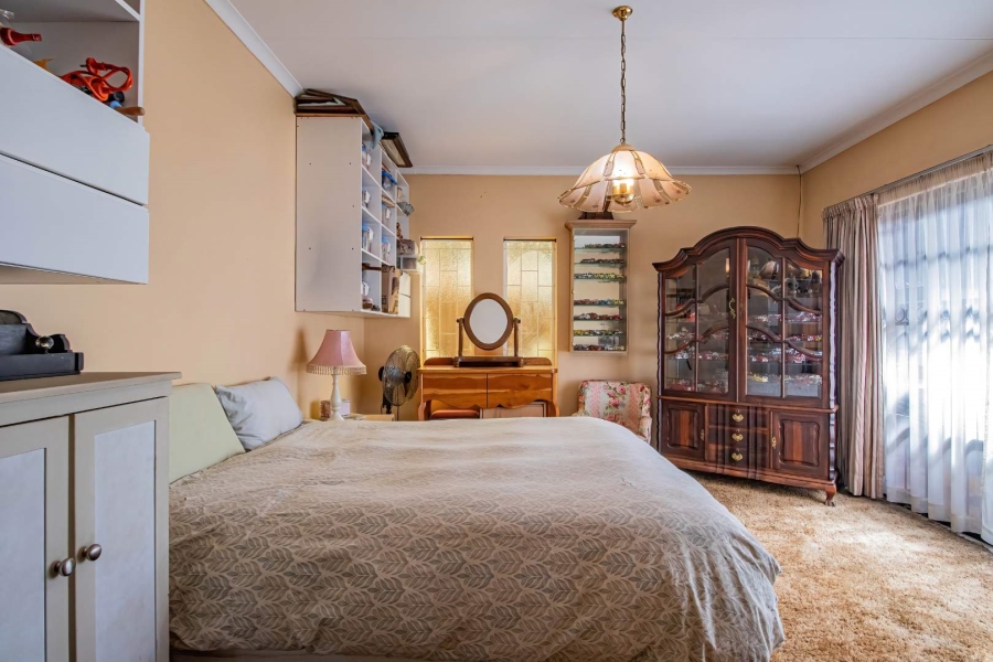 5 Bedroom Property for Sale in Hennopspark Gauteng