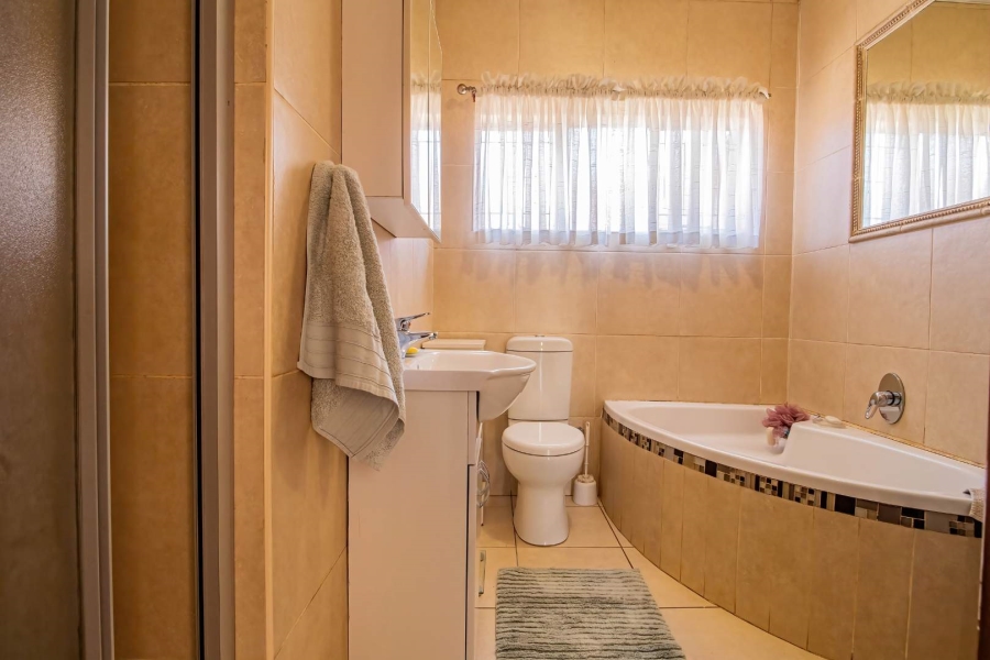 5 Bedroom Property for Sale in Hennopspark Gauteng