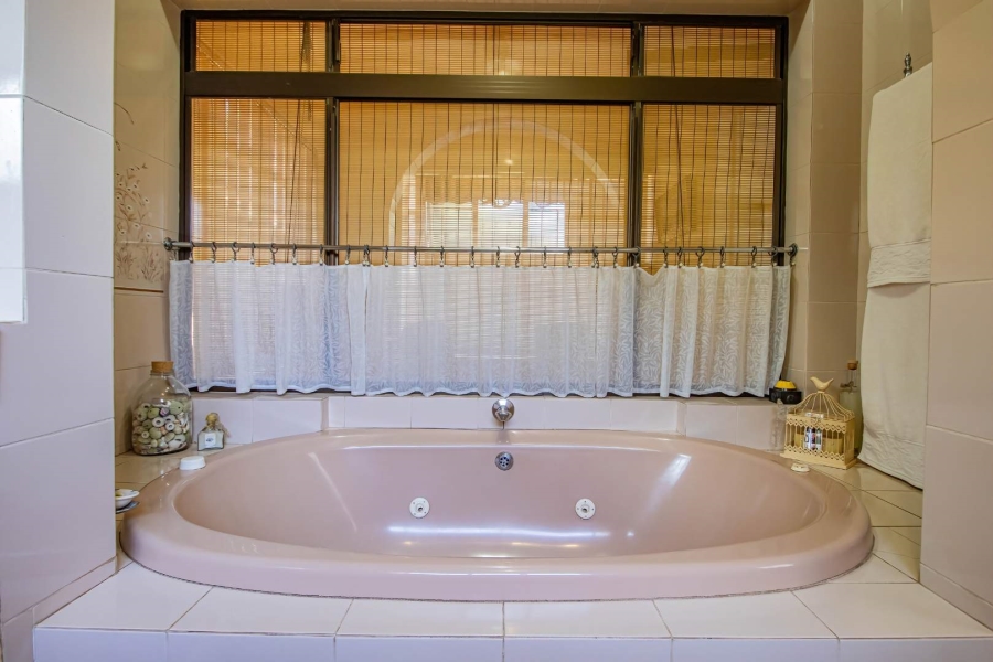 5 Bedroom Property for Sale in Hennopspark Gauteng