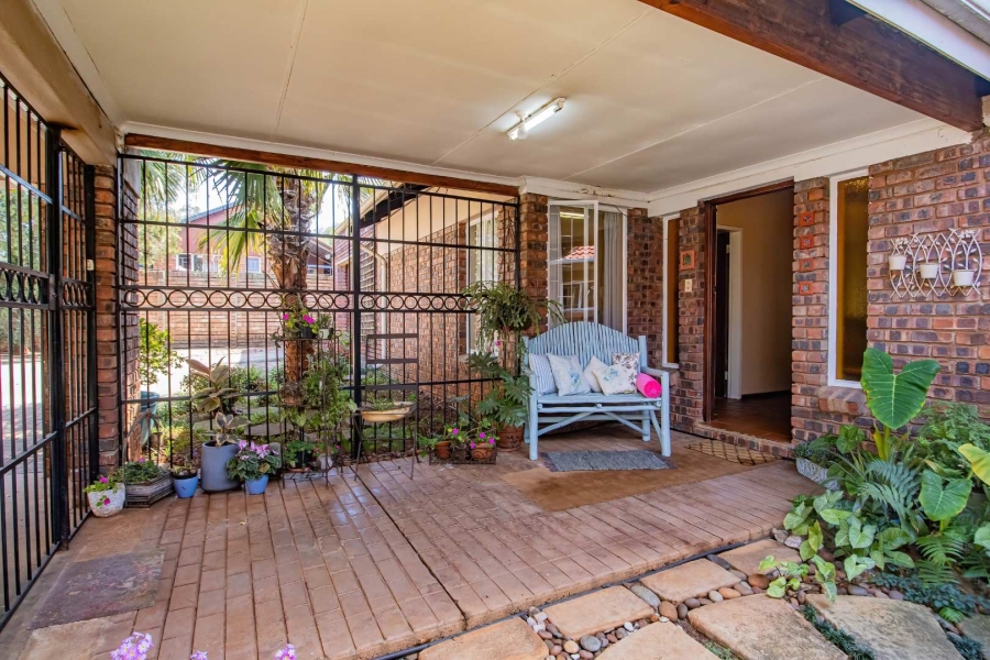 5 Bedroom Property for Sale in Hennopspark Gauteng