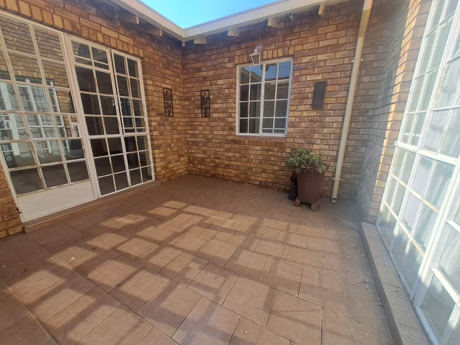 To Let 2 Bedroom Property for Rent in Val de Grace Gauteng