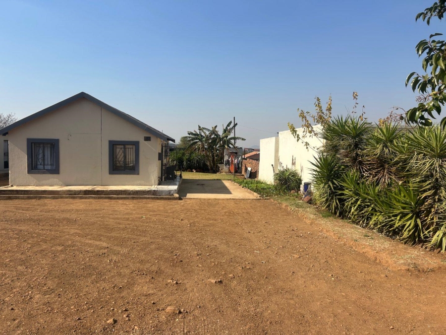 8 Bedroom Property for Sale in Lotus Gardens Gauteng