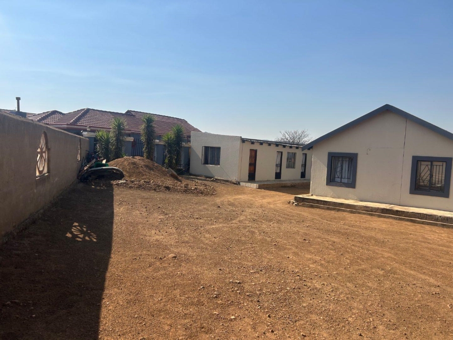 8 Bedroom Property for Sale in Lotus Gardens Gauteng