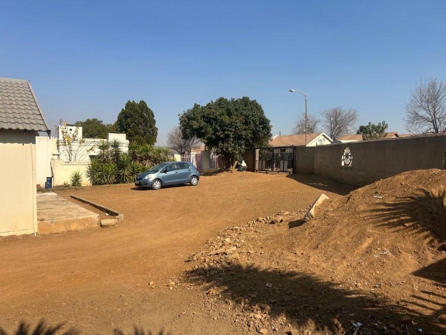 8 Bedroom Property for Sale in Lotus Gardens Gauteng