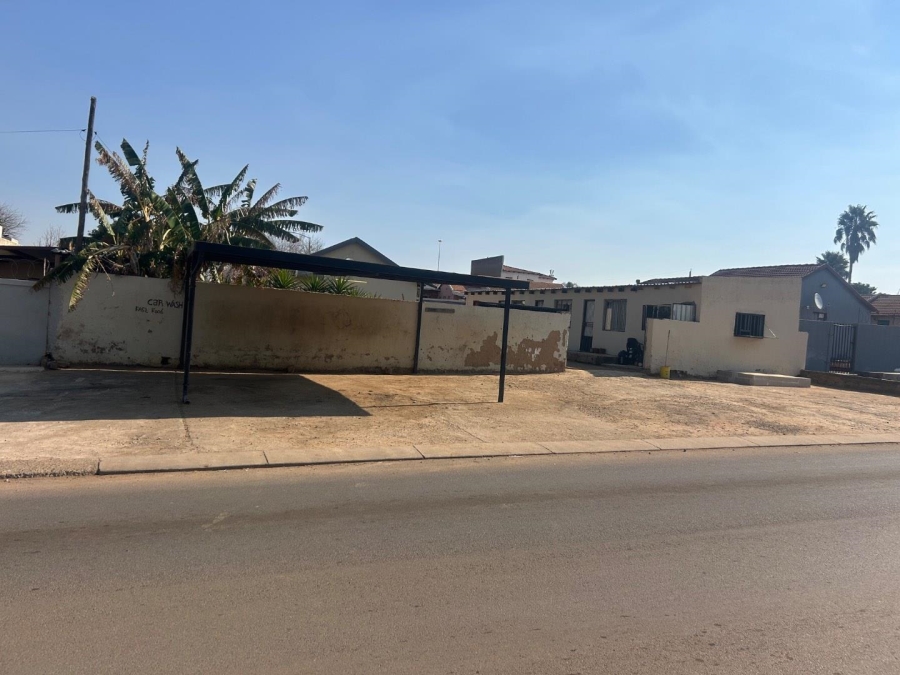 8 Bedroom Property for Sale in Lotus Gardens Gauteng