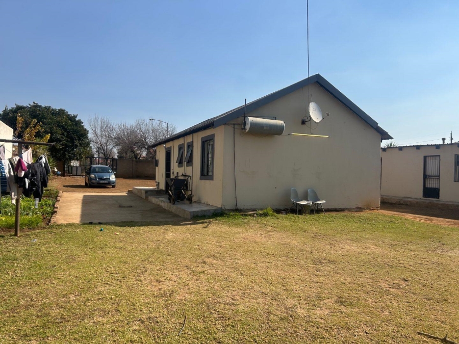 8 Bedroom Property for Sale in Lotus Gardens Gauteng